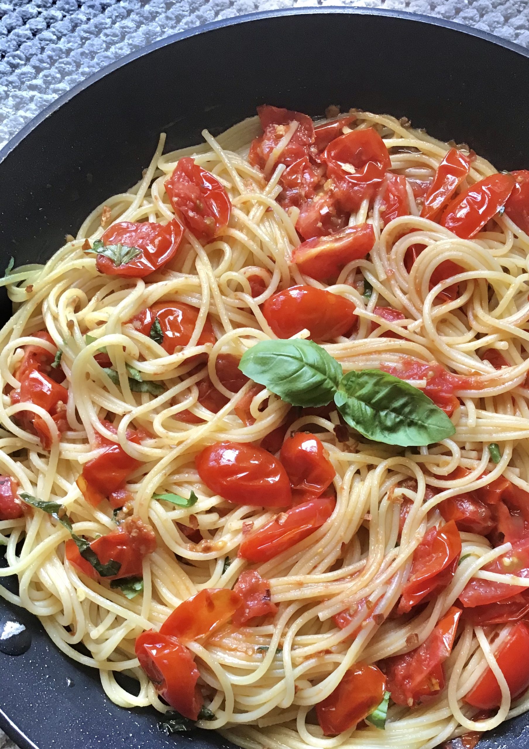 Spaghetti with Grape Tomatoes and Little Kick