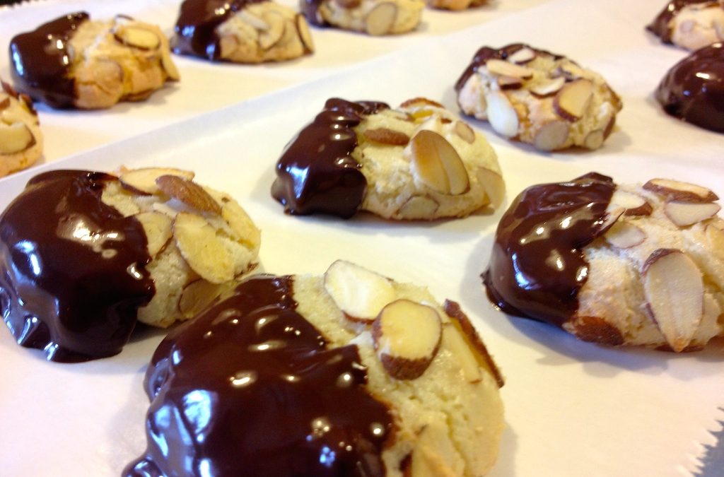 It’s Cookie Time: Almond Cookies with Chocolate 