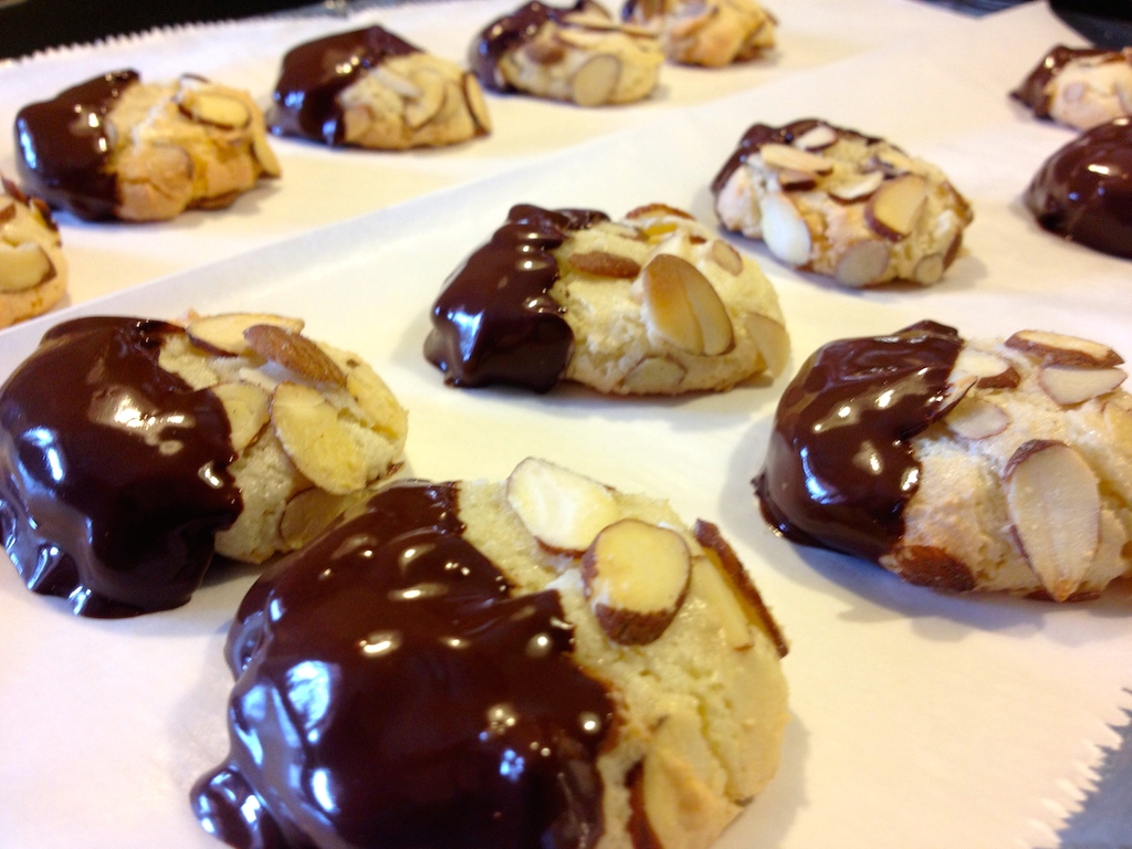 It’s Cookie Time: Almond Cookies with Chocolate 